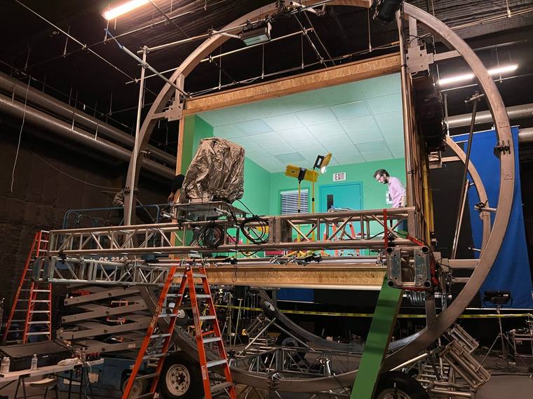 Rotating set built on a steel gimbal ring
